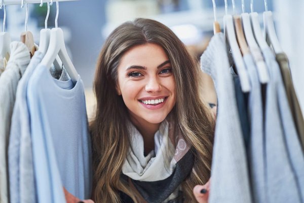 Comment les vêtements féminins peuvent refléter la force et la confiance ?